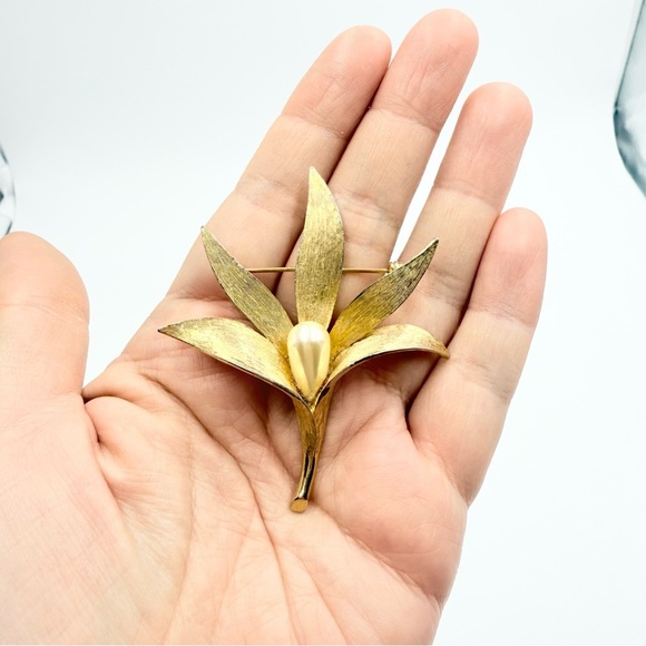 Vintage Gold Tone Leaves Flower Bow Tie Brooches Lot - Picture 3 of 8